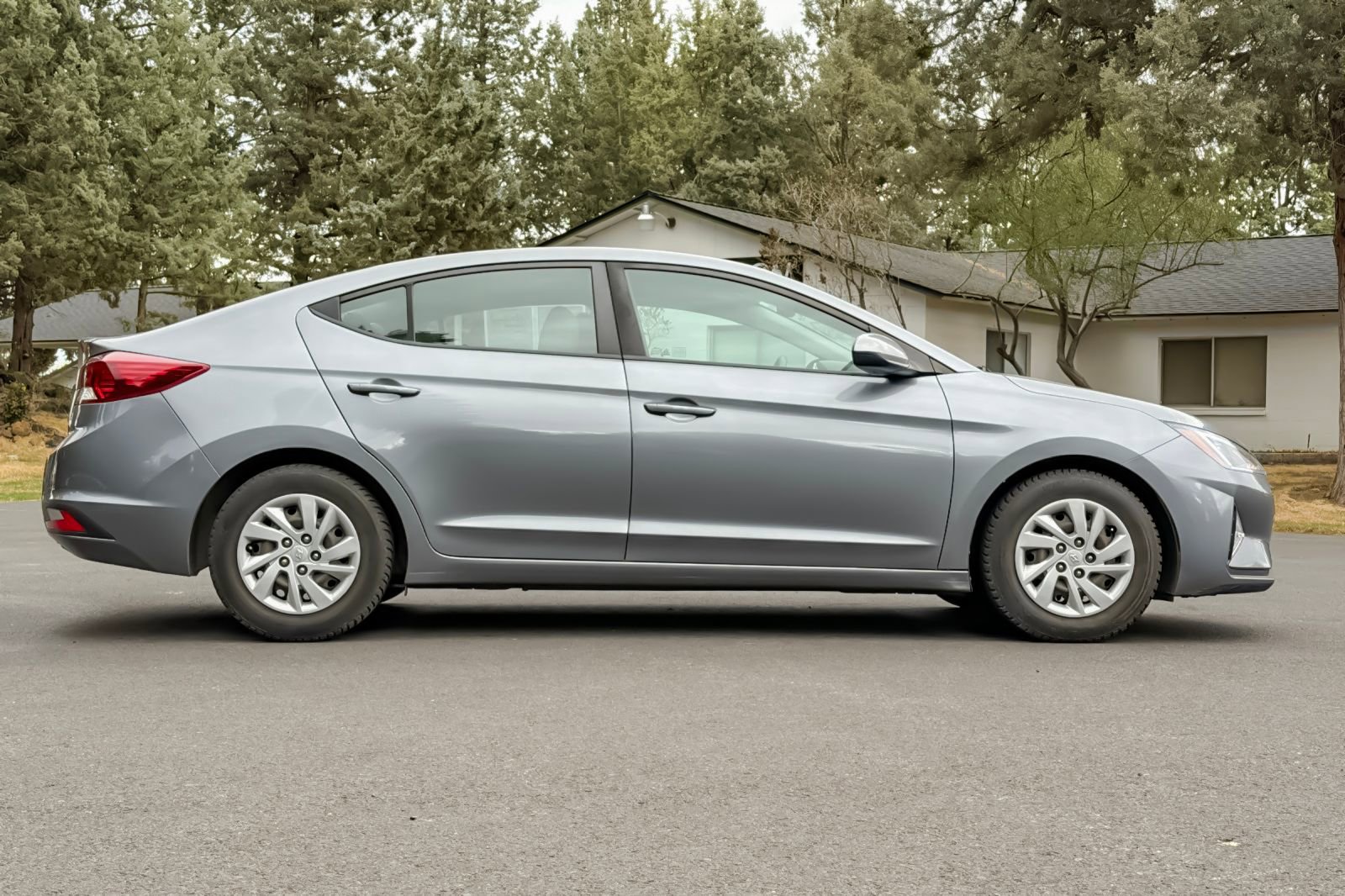 Used 2019 Hyundai Elantra SE w/ Cargo Package FWD image 3