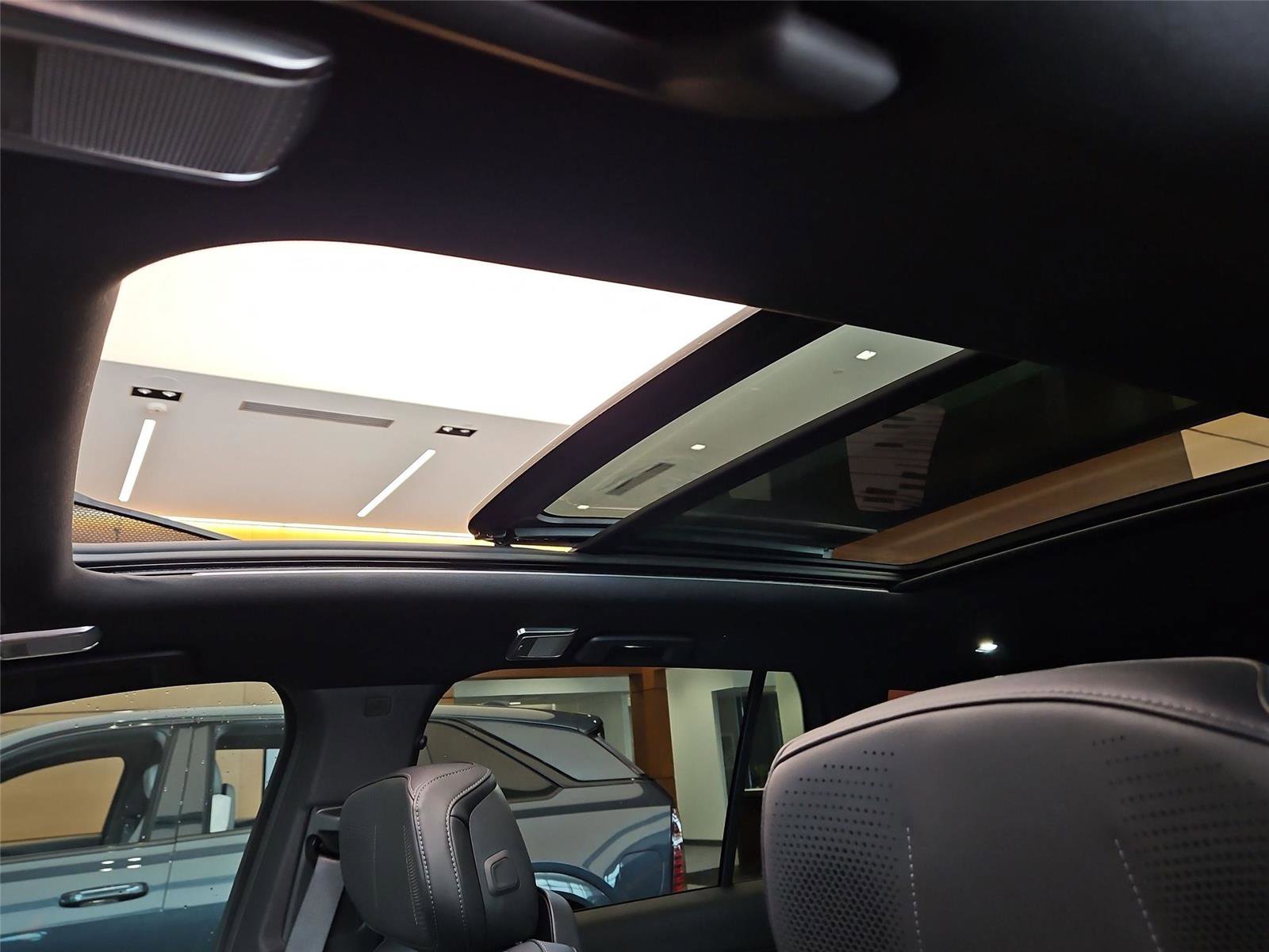 New 2026 Cadillac Vistiq Sport w/ LPO, Floor Liner Package AWD/4WD image 9