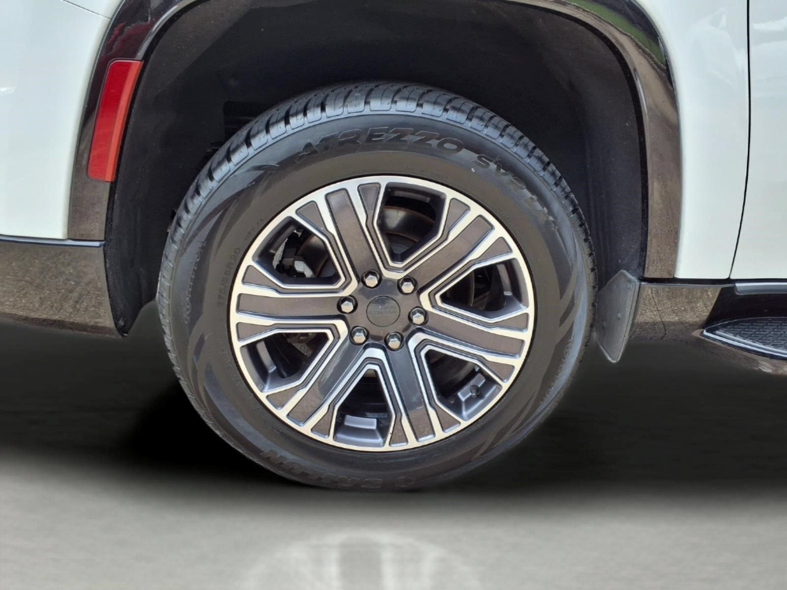 Used 2024 Jeep Wagoneer L Series II RWD image 9