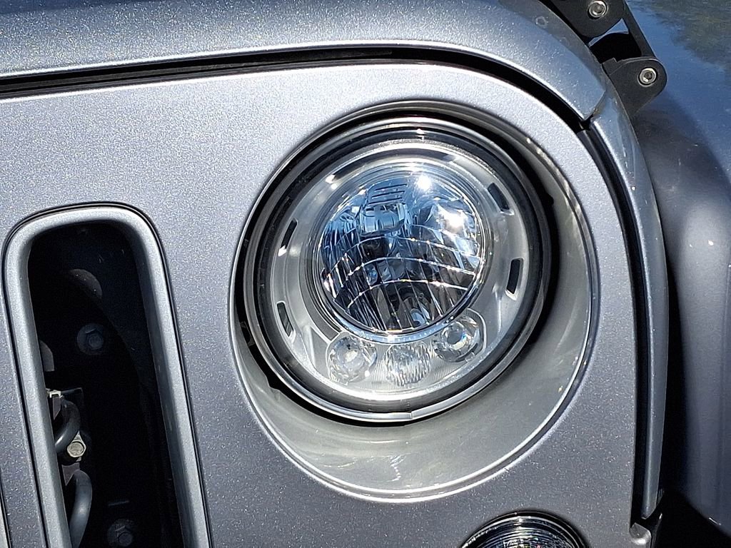 Used 2018 Jeep Wrangler Unlimited Sahara w/ Connectivity Group image 9