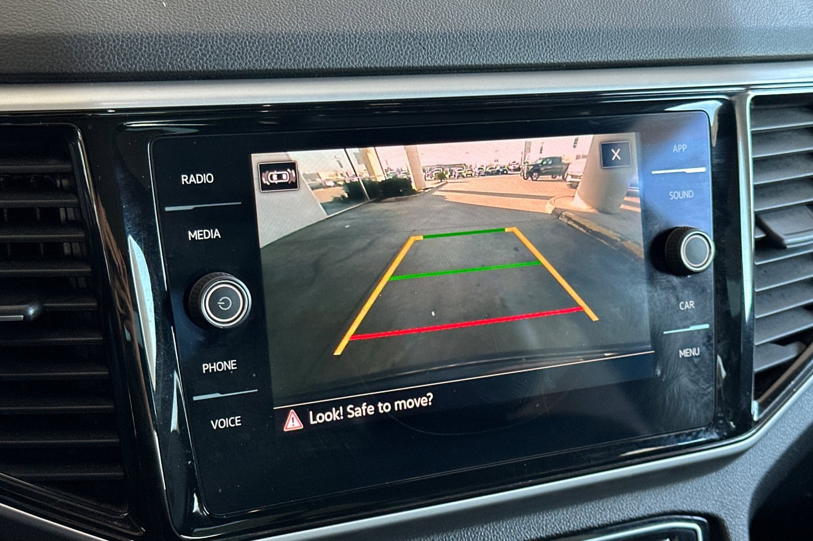 Used 2022 Volkswagen Atlas Cross Sport SE image 19