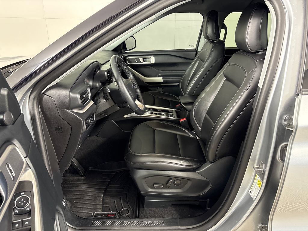 Certified 2024 Ford Explorer XLT w/ Equipment Group 202A RWD image 28