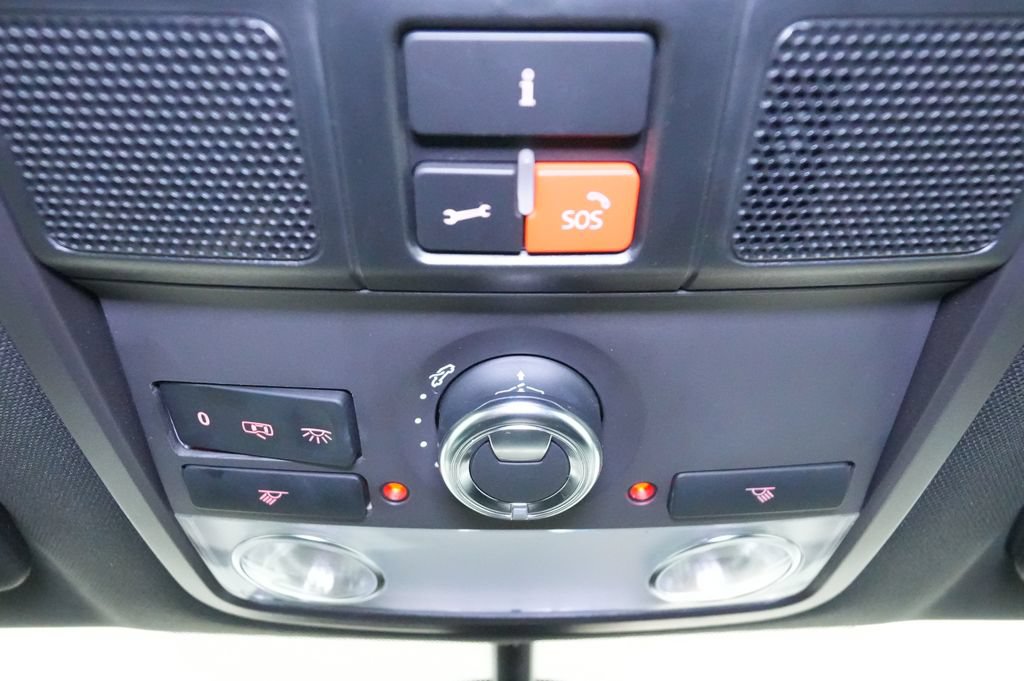 Used 2018 Volkswagen Beetle 2.0T SE FWD image 32
