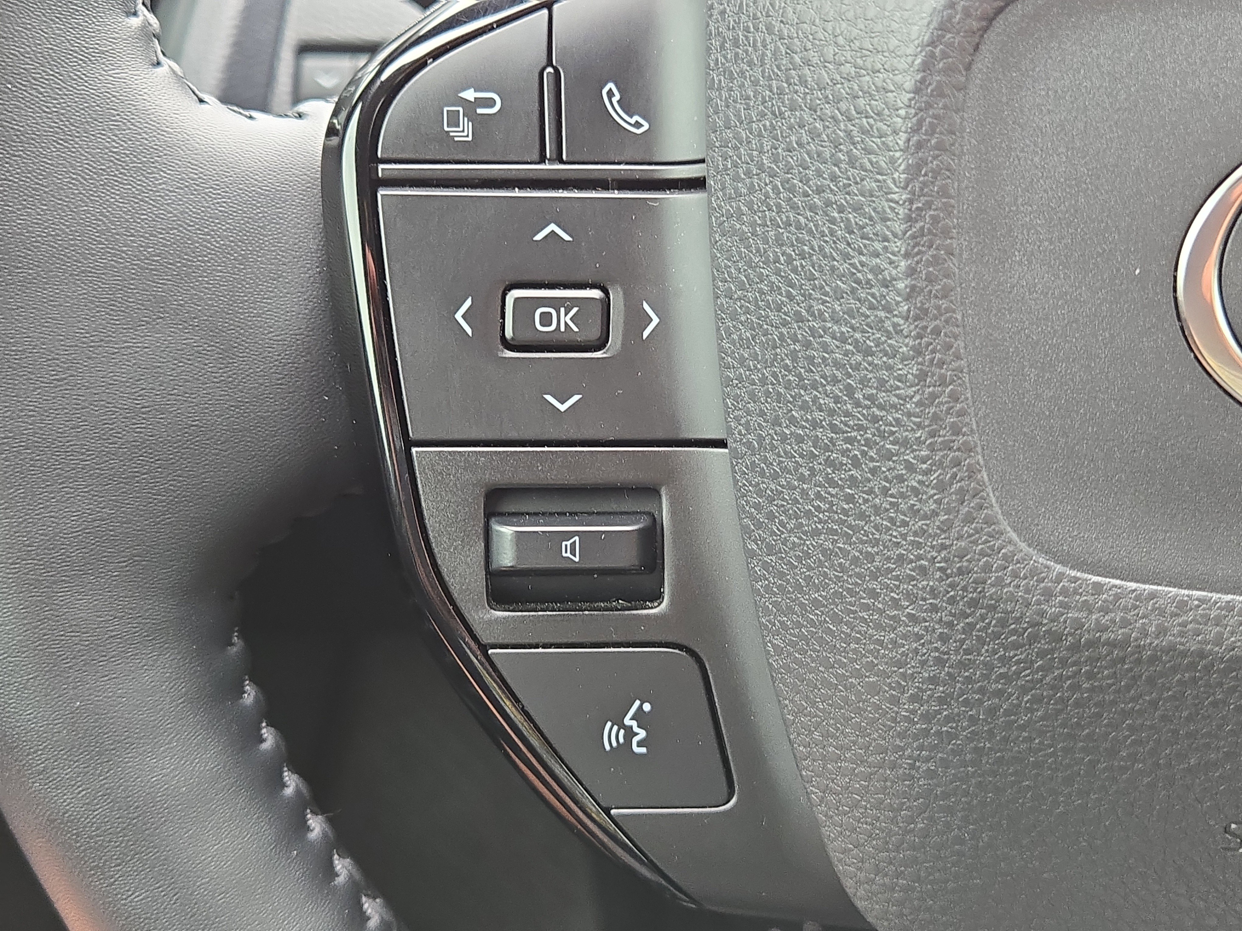 Used 2024 Toyota Prius XLE image 24