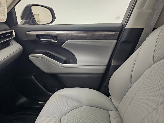 Used 2024 Toyota Highlander Limited image 23