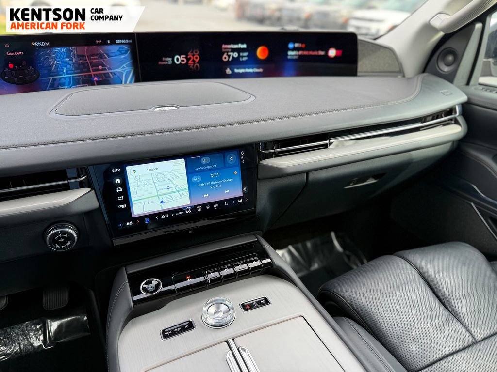 Used 2025 Lincoln Navigator Reserve image 26