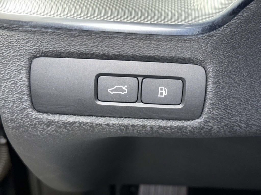 Used 2024 Volvo XC60 T8 Ultimate w/ Climate Package image 26