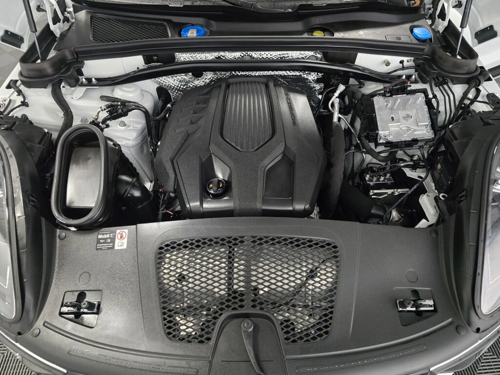 Certified 2025 Porsche Macan image 11