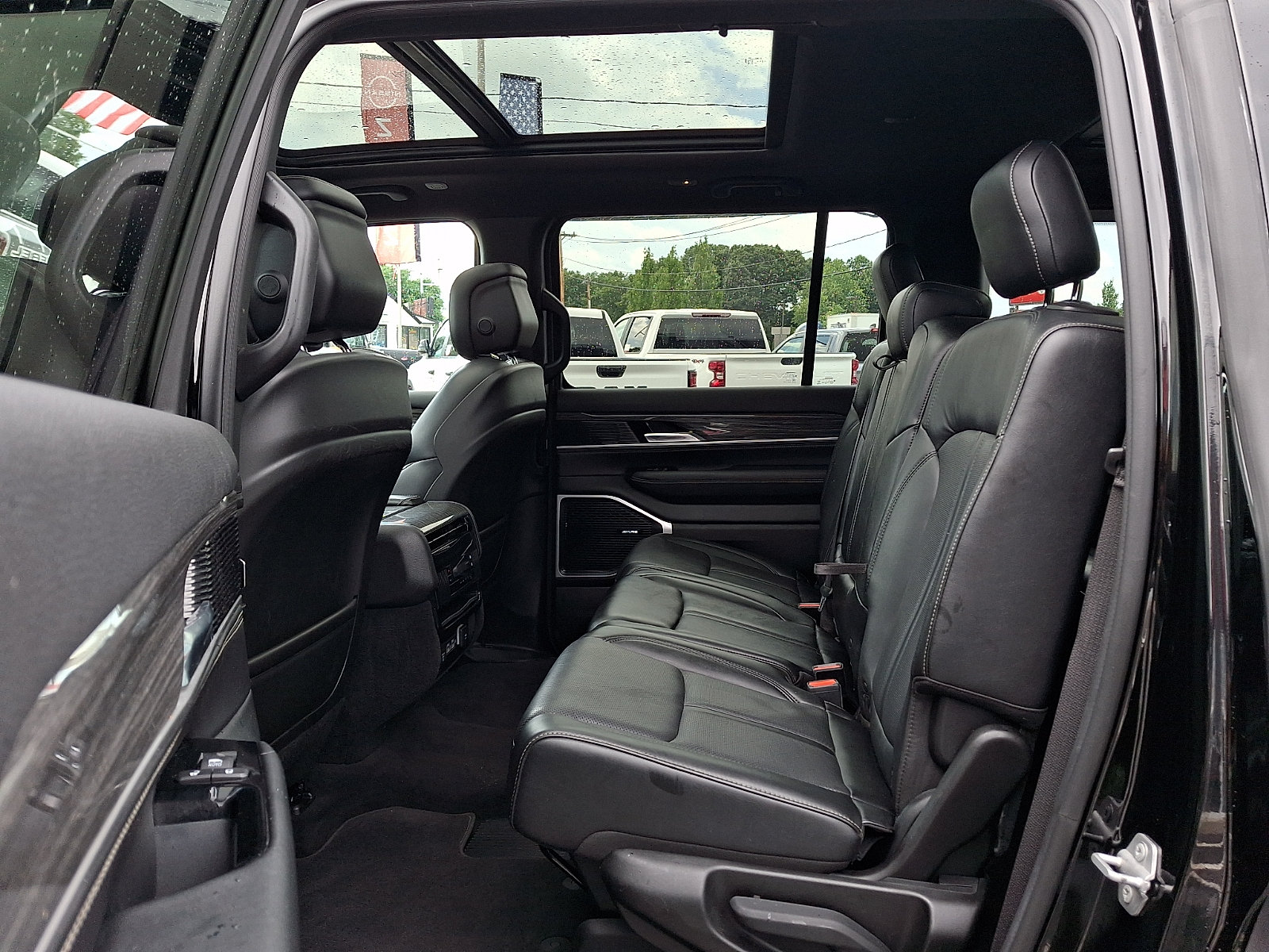 Used 2022 Jeep Wagoneer Series II w/ Premium Group I AWD/4WD image 13