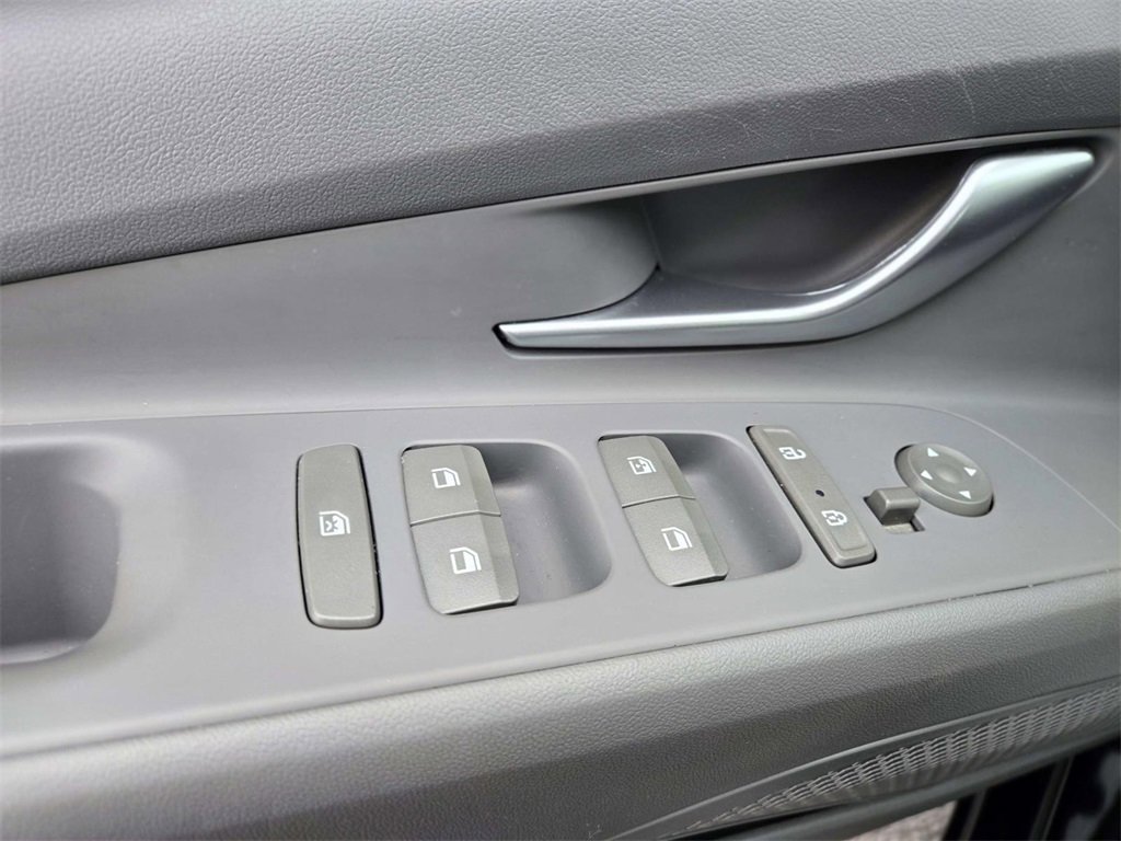 Used 2023 Hyundai Elantra SEL w/ Convenience Package image 35