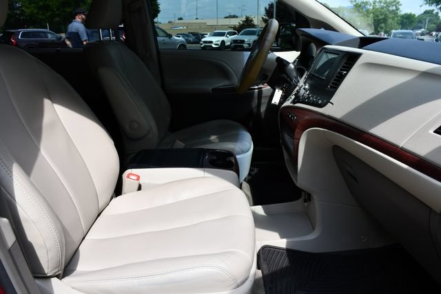 Used 2013 Toyota Sienna XLE FWD image 28