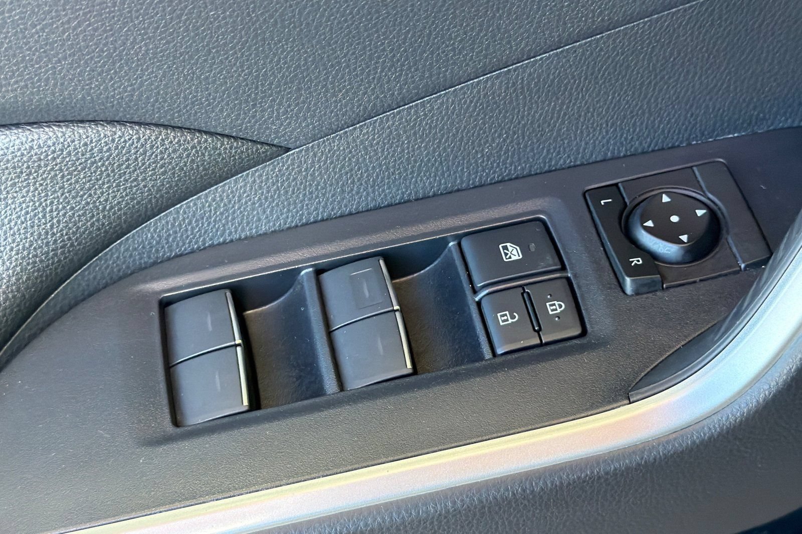 Used 2025 Toyota RAV4 XLE AWD/4WD image 13