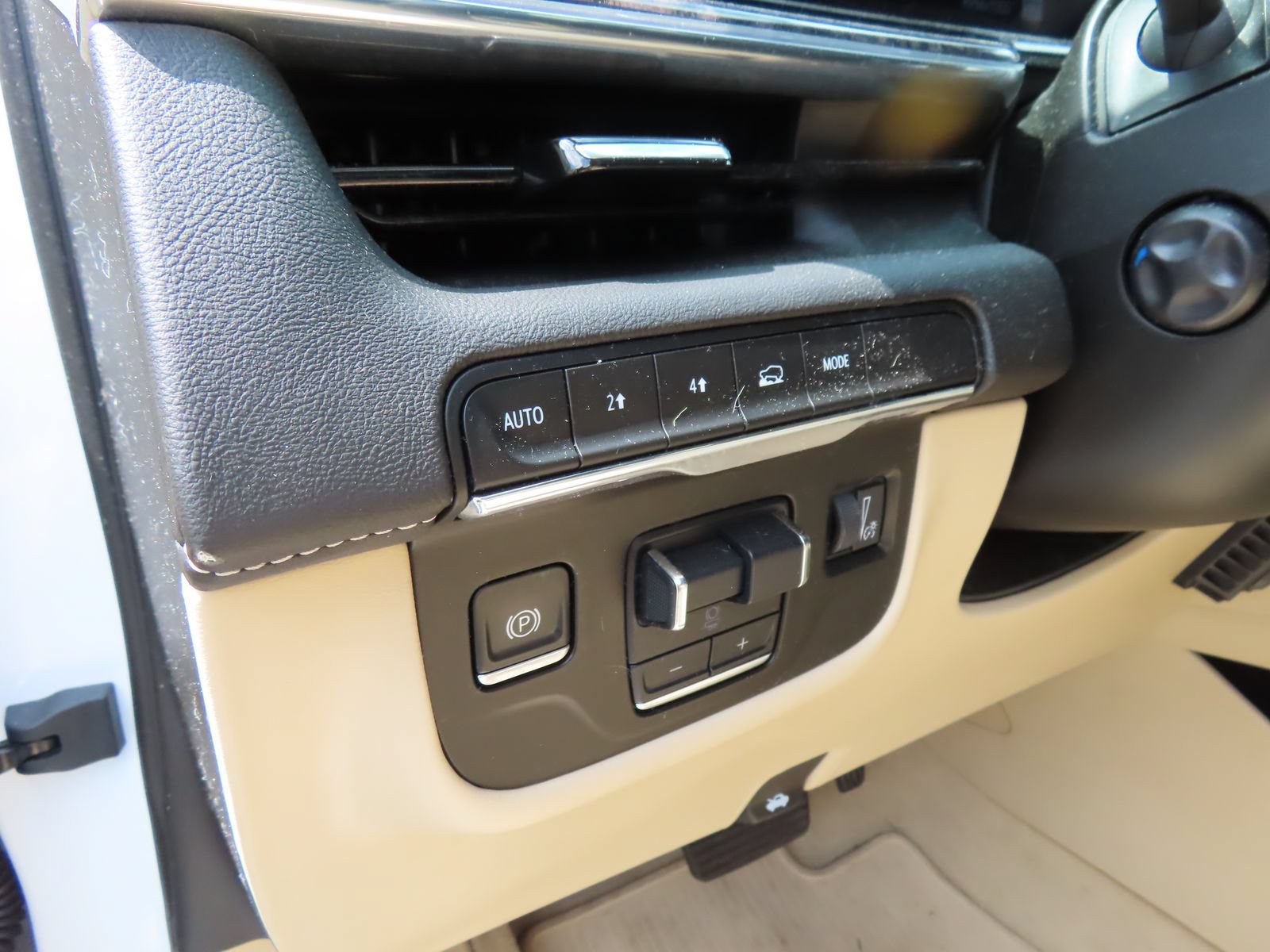 Used 2021 Cadillac Escalade Premium Luxury w/ Performance Package AWD/4WD image 13
