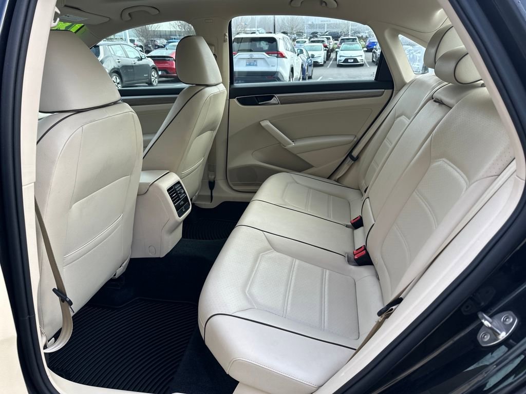 Used 2018 Volkswagen Passat 2.0T SE w/ SE Lighting Package image 14