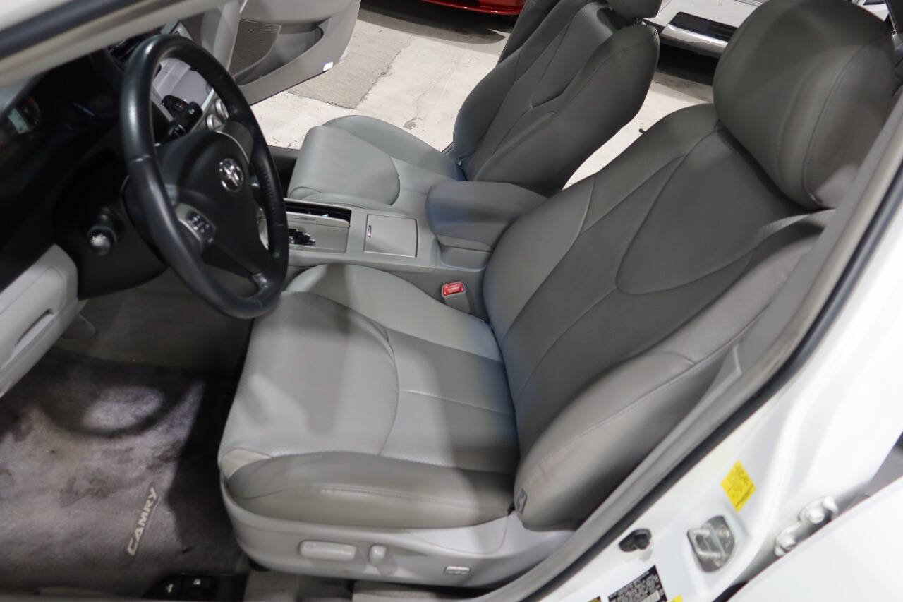Used 2011 Toyota Camry SE w/ SE Extra-Value Pkg #1 FWD image 18