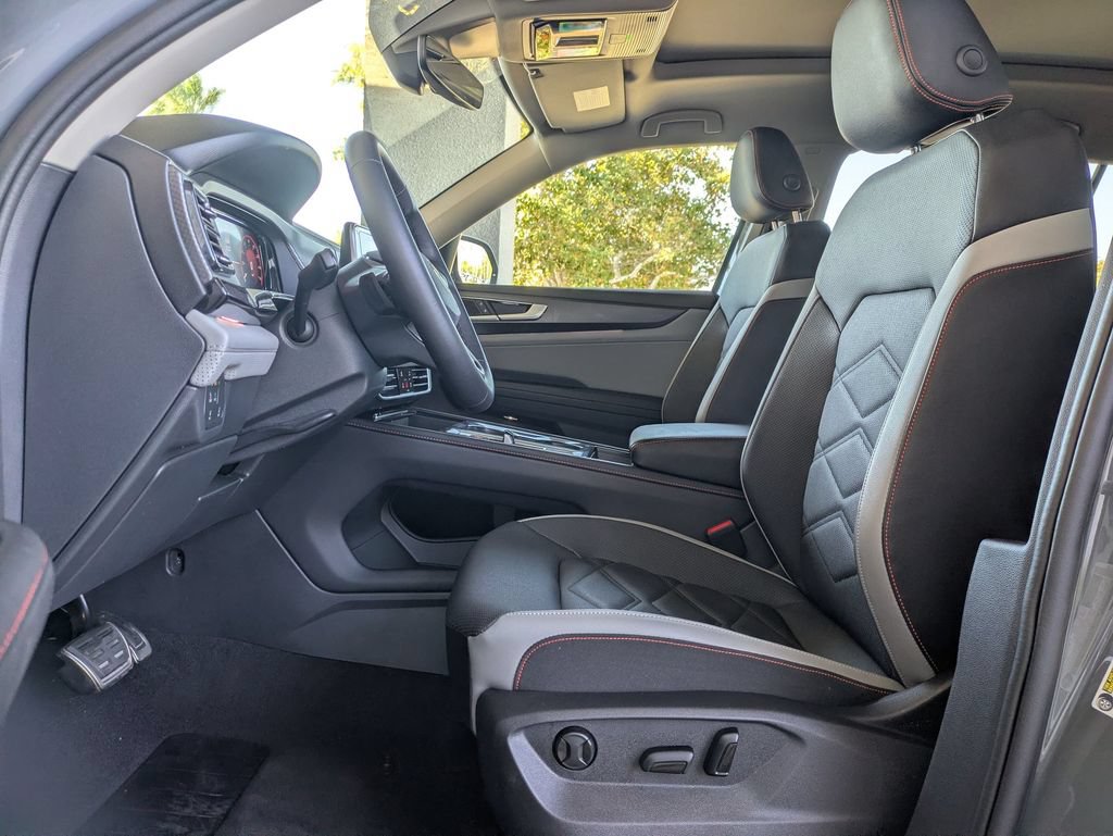 Used 2025 Volkswagen Atlas Peak Edition SE AWD/4WD image 22