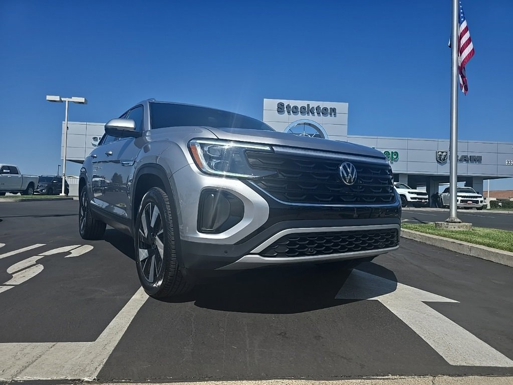 Used 2024 Volkswagen Atlas Cross Sport SE image 1