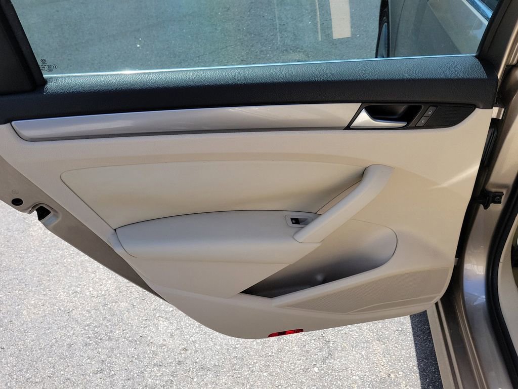 Used 2015 Volkswagen Passat 1.8T Limited Edition image 9