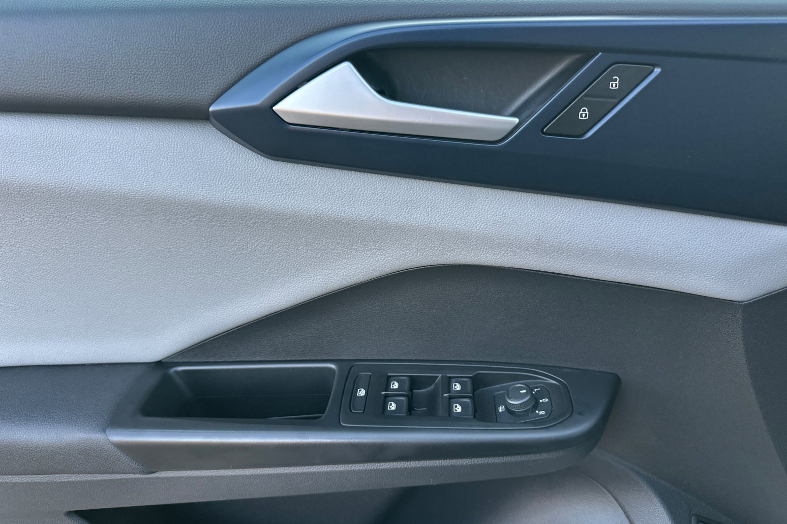 Certified 2022 Volkswagen Taos SE image 11