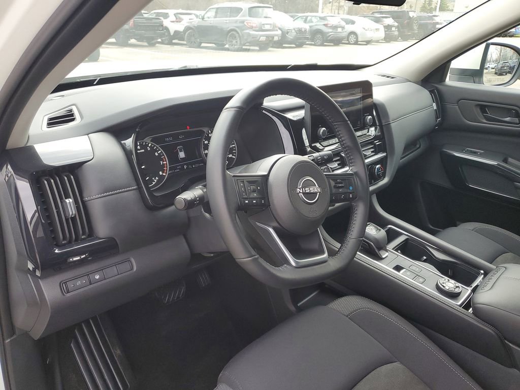 Used 2024 Nissan Pathfinder SV image 12