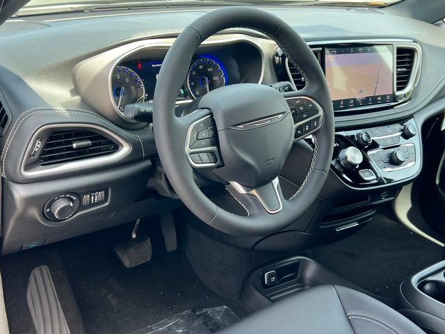 New 2027 Chrysler Pacifica Select w/ Family Tech Group AWD/4WD image 17