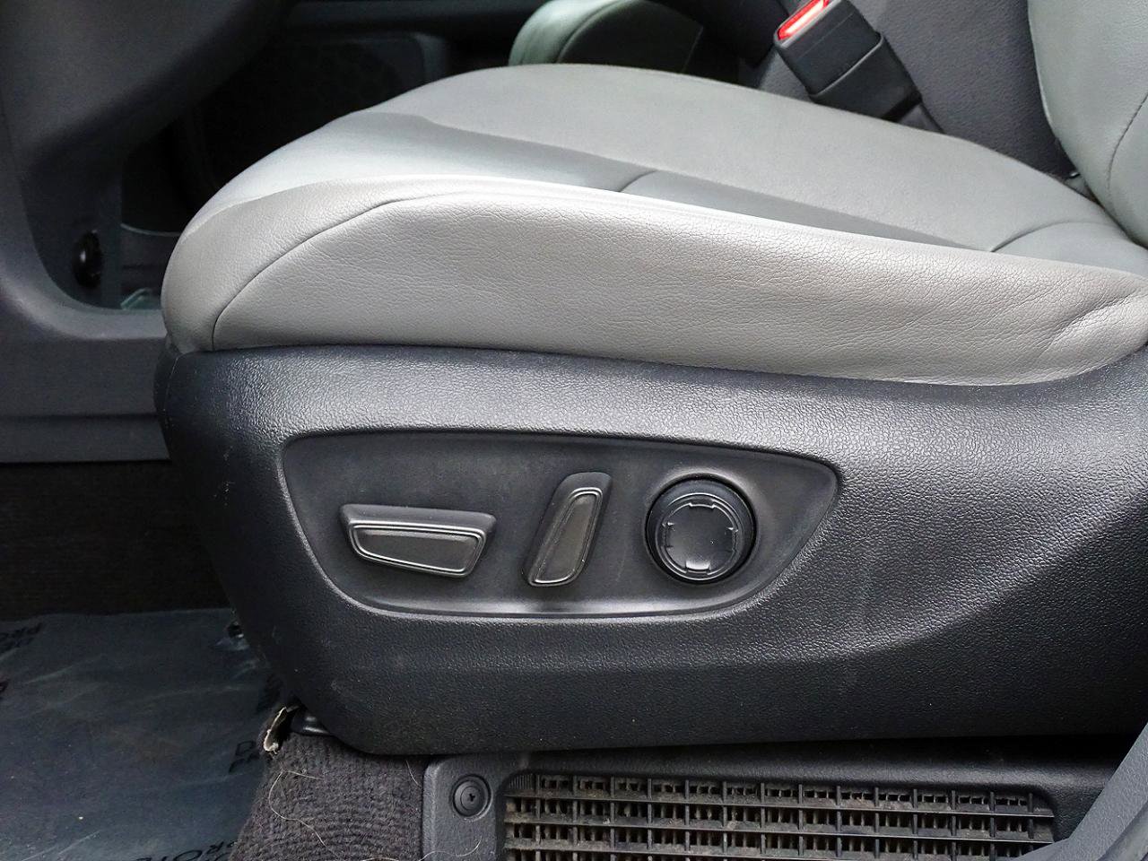 Used 2024 Toyota Sienna XLE FWD image 17