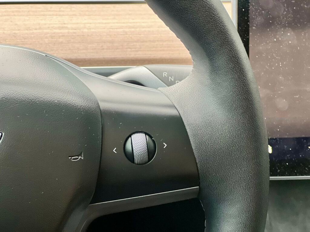 Used 2023 Tesla Model Y Performance image 18