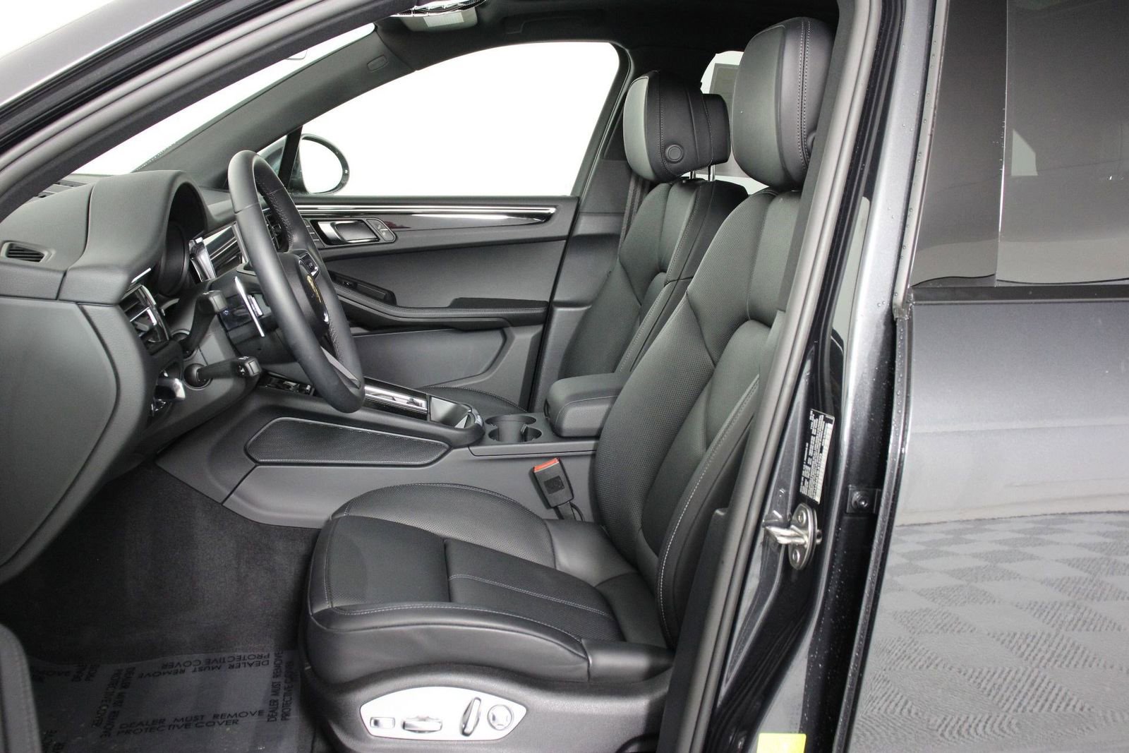 Certified 2025 Porsche Macan image 5