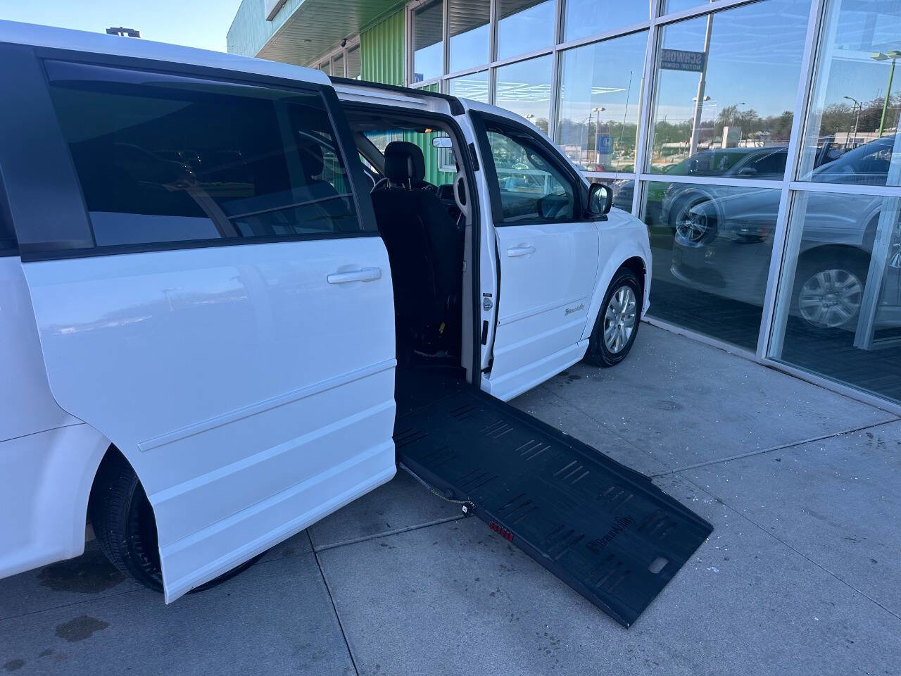 Used 2017 Dodge Grand Caravan SE w/ Power Window Group image 10