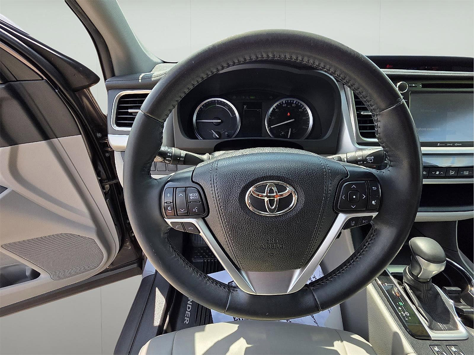 Used 2019 Toyota Highlander XLE AWD/4WD image 17