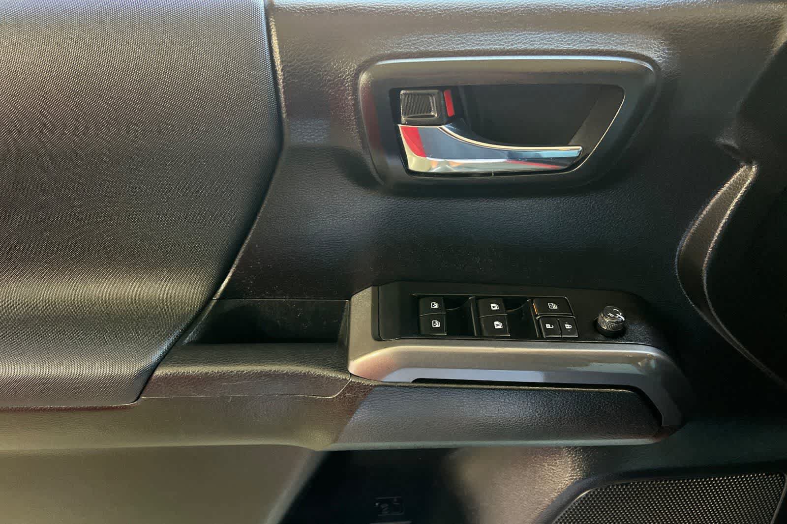 Used 2022 Toyota Tacoma TRD Off-Road w/ Technology Package AWD/4WD image 13