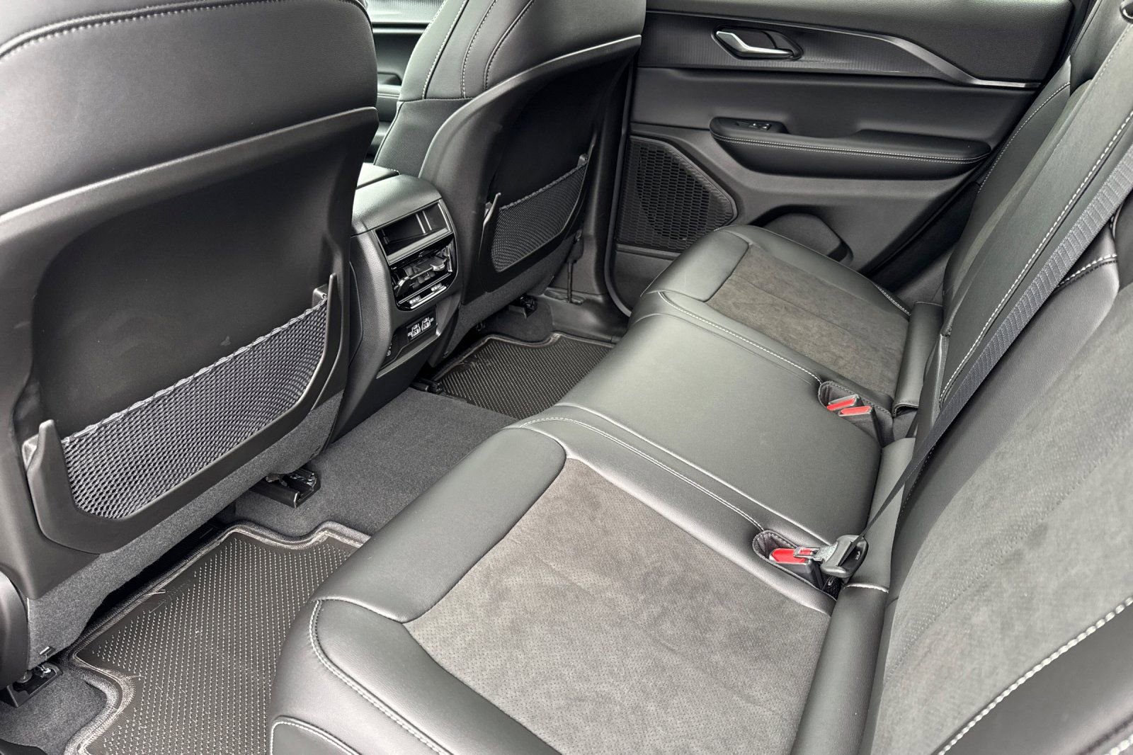 New 2025 Jeep Grand Cherokee Laredo image 14