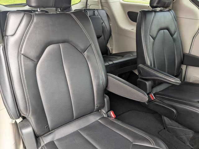 Used 2024 Chrysler Pacifica Touring-L FWD image 18