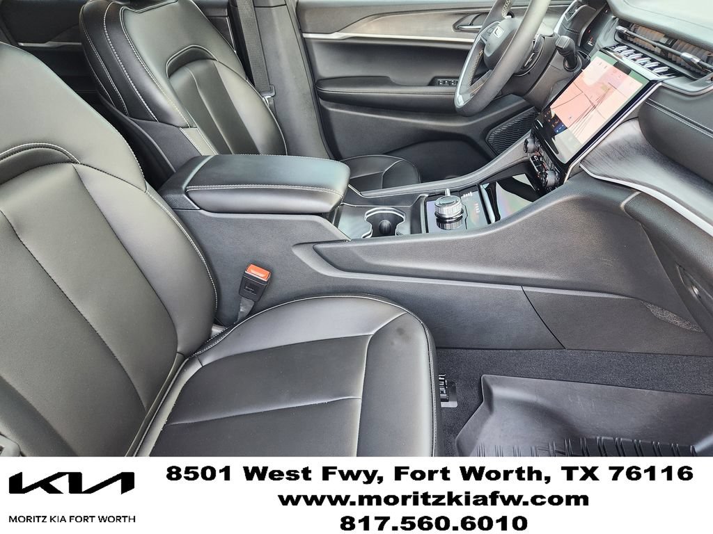 Used 2025 Jeep Grand Cherokee Limited w/ Black Appearance Package AWD/4WD image 13