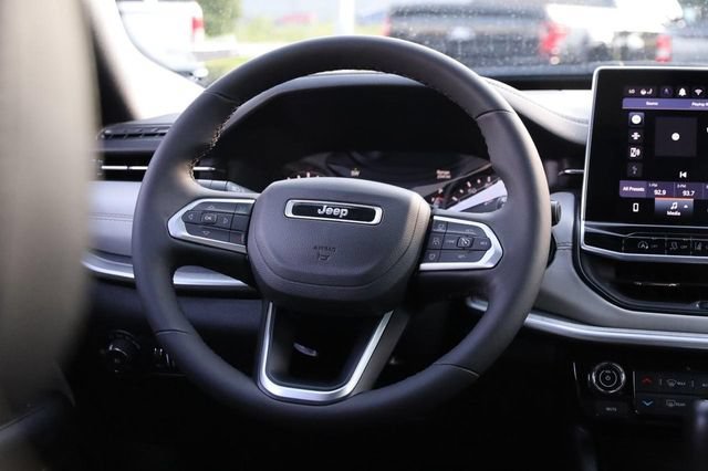 Used 2025 Jeep Compass Limited AWD/4WD image 25