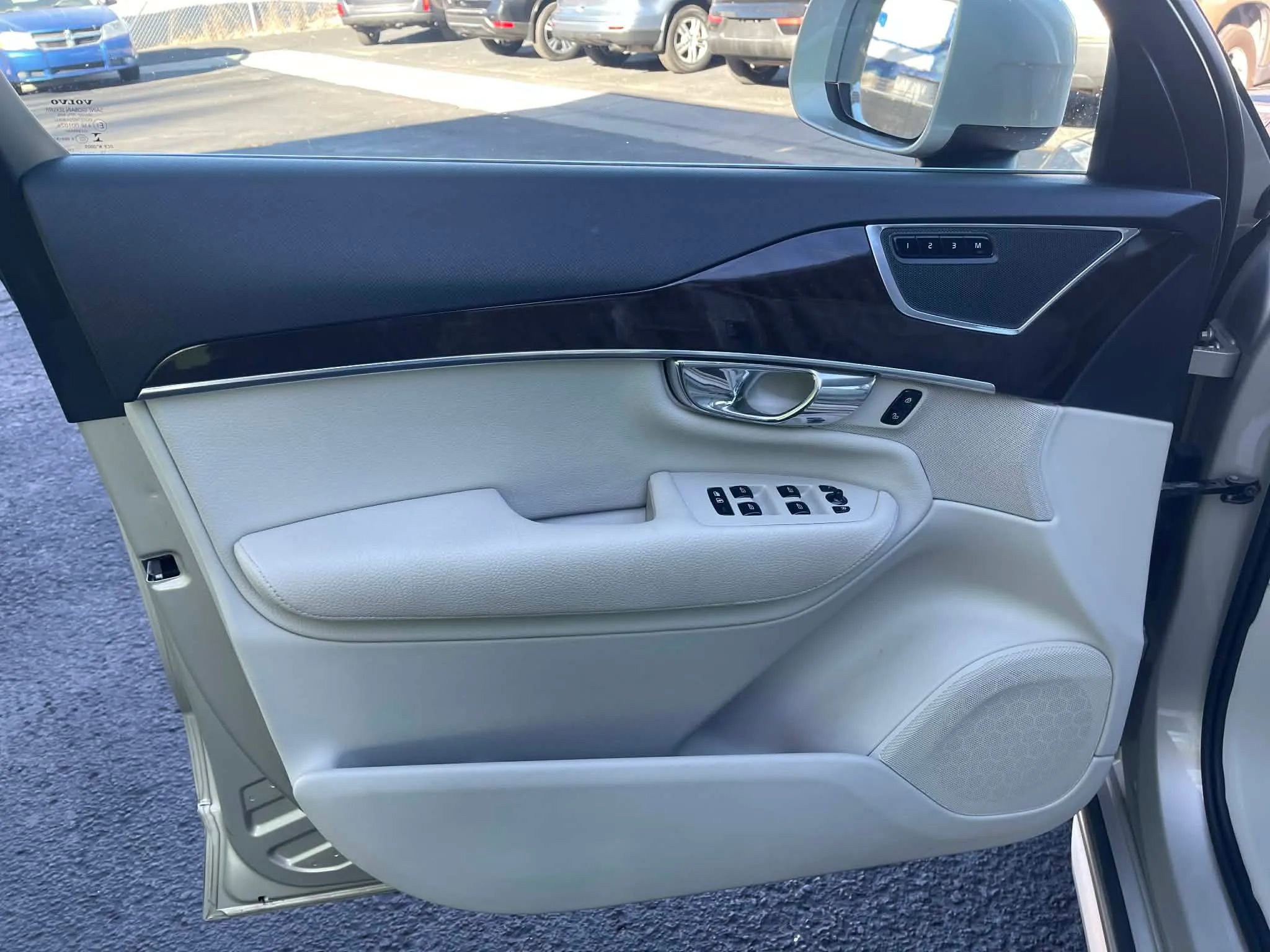 Used 2016 Volvo XC90 T6 Momentum w/ Momentum Plus Package image 17