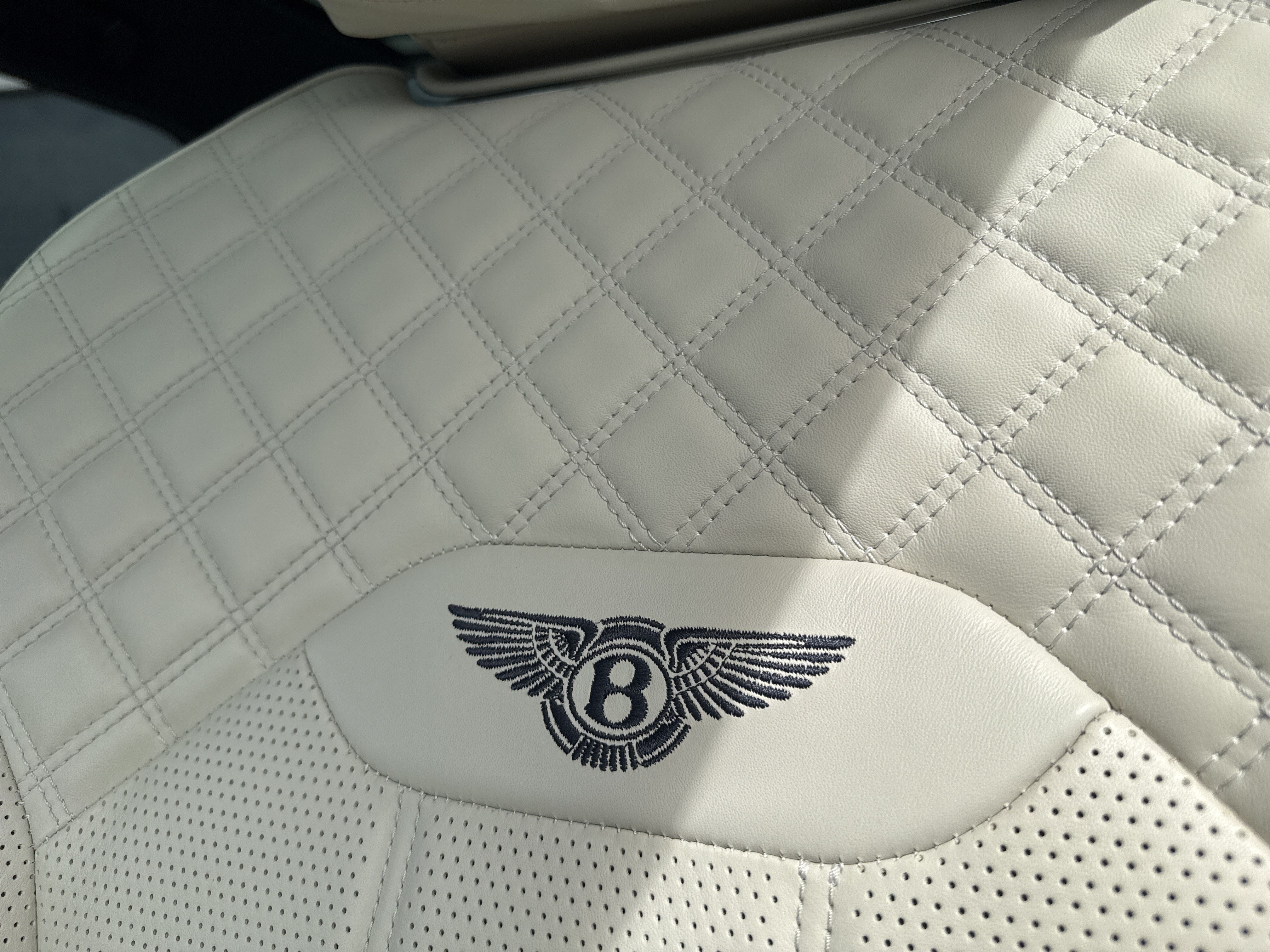 Used 2022 Bentley Bentayga AWD/4WD image 43