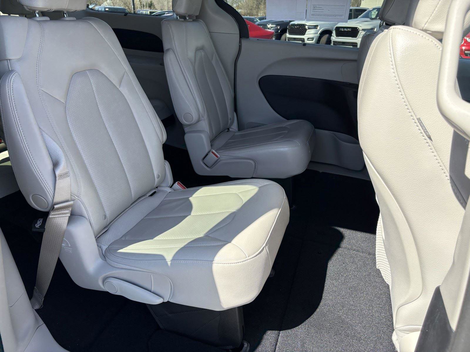 Used 2021 Chrysler Pacifica Touring-L image 12