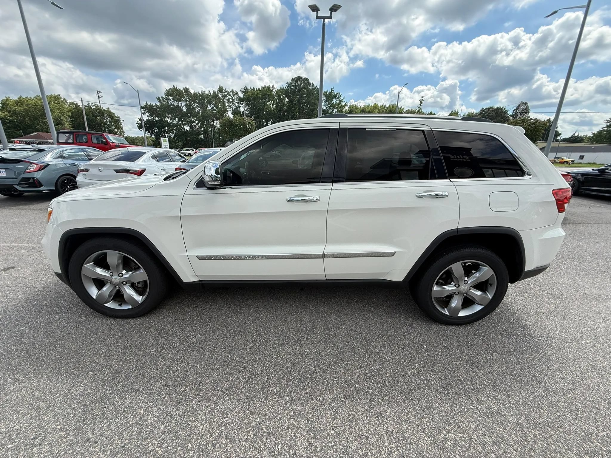 Used 2011 Jeep Grand Cherokee Overland AWD/4WD image 4