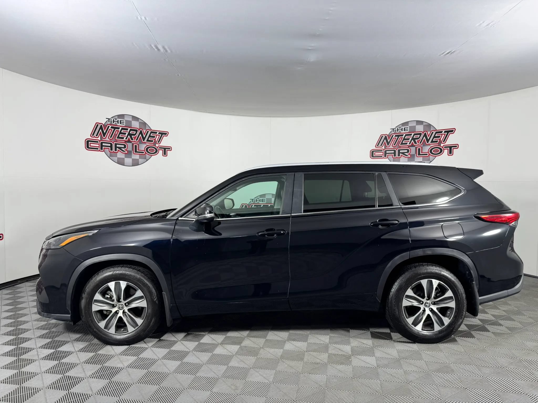 Used 2023 Toyota Highlander XLE AWD/4WD image 4
