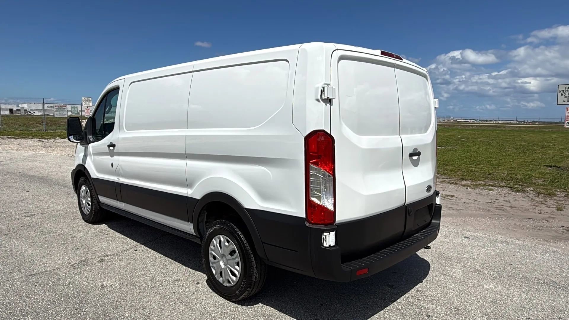 Used 2024 Ford Transit 250 Low Roof w/ Exterior Upgrade Package RWD image 3