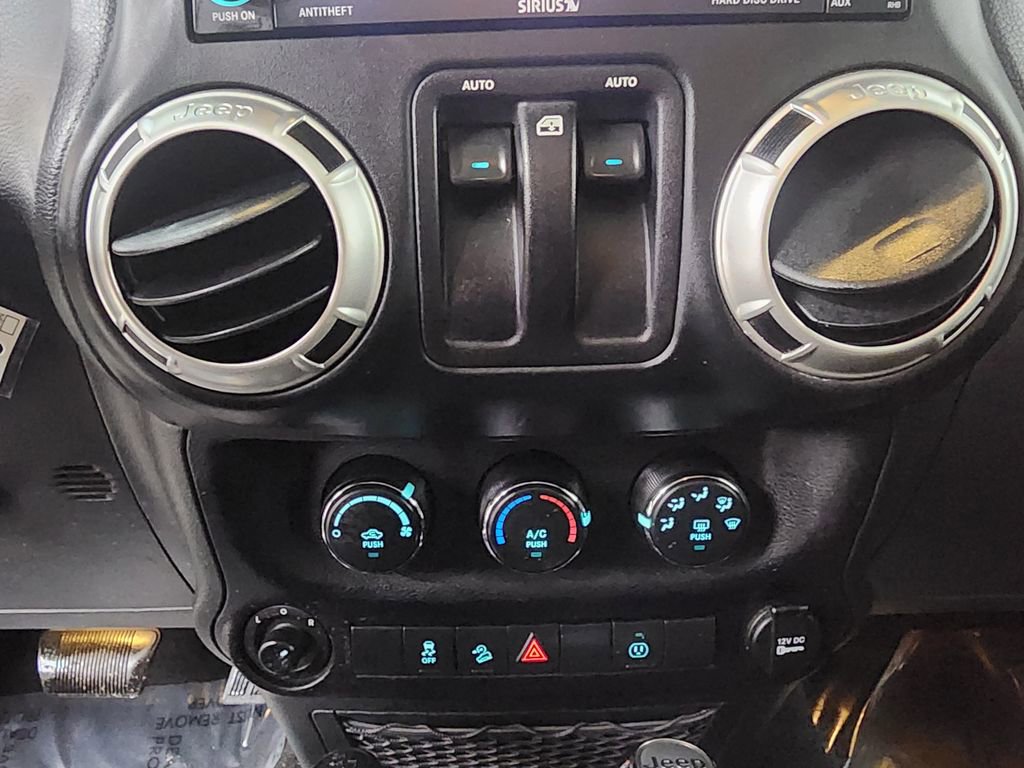 Used 2018 Jeep Wrangler Sahara w/ Connectivity Group image 19