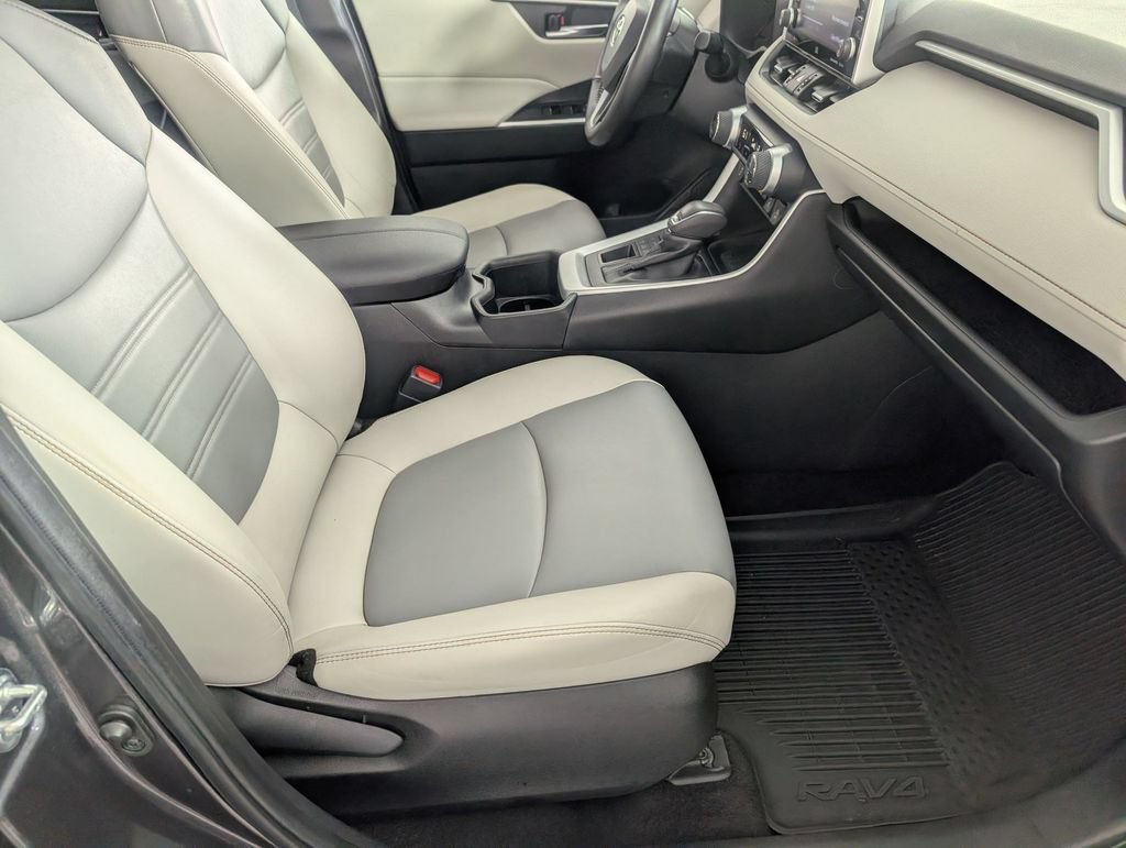 Used 2022 Toyota RAV4 XLE Premium AWD/4WD image 35