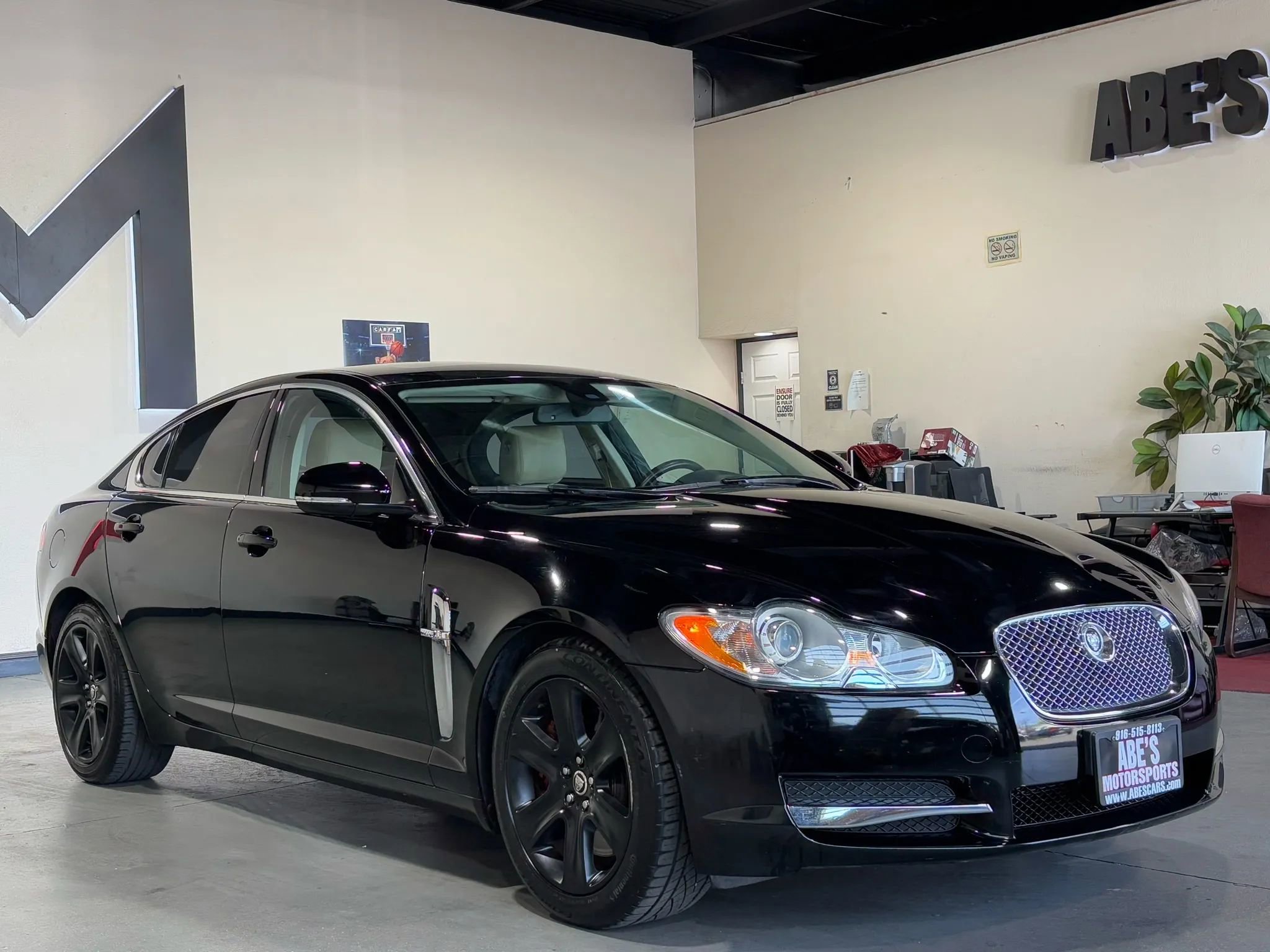 Used 2011 Jaguar XF RWD image 2