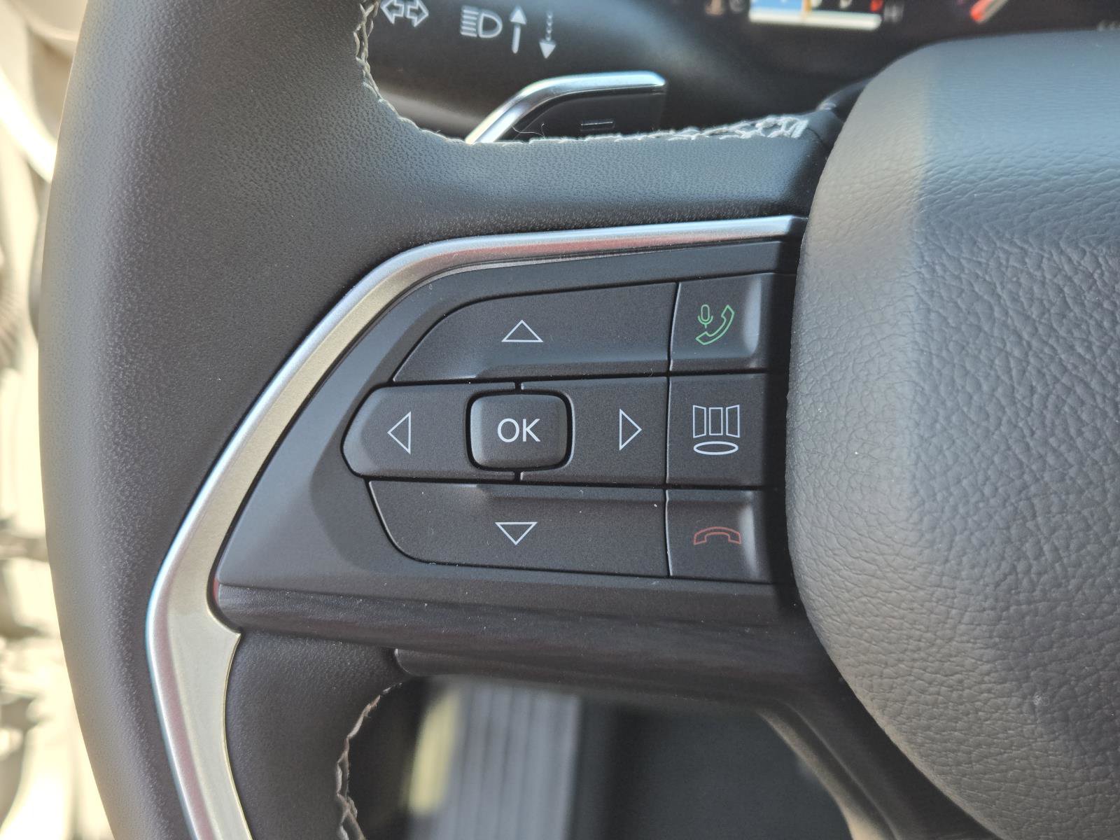 Used 2025 Jeep Grand Cherokee Laredo X image 16