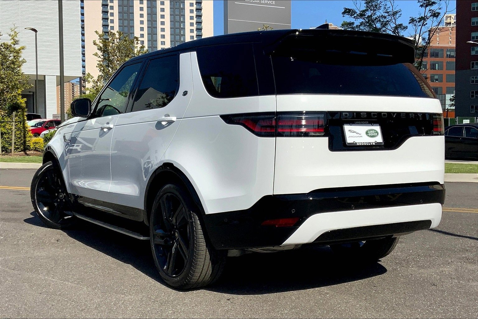 New 2025 Land Rover Discovery Dynamic SE image 12