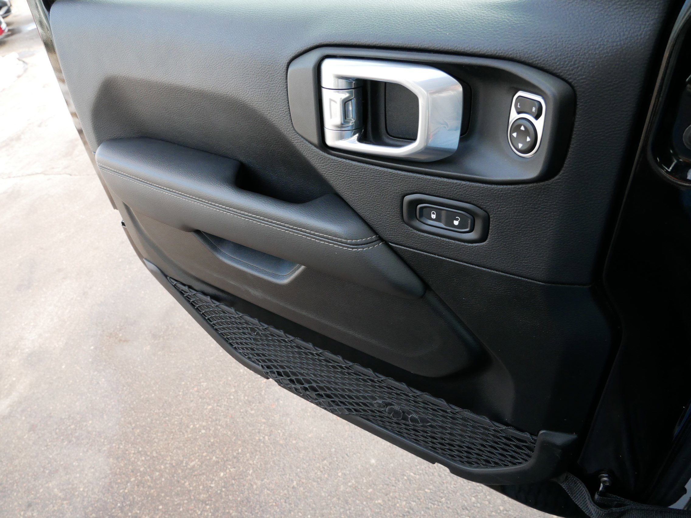Used 2021 Jeep Wrangler Unlimited Sahara w/ Uconnect 4C Nav & Sound Group AWD/4WD image 25