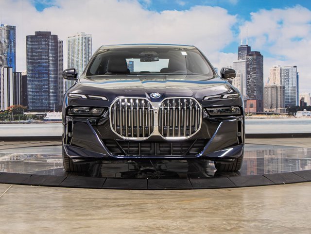 New 2026 BMW 750e xDrive image 3