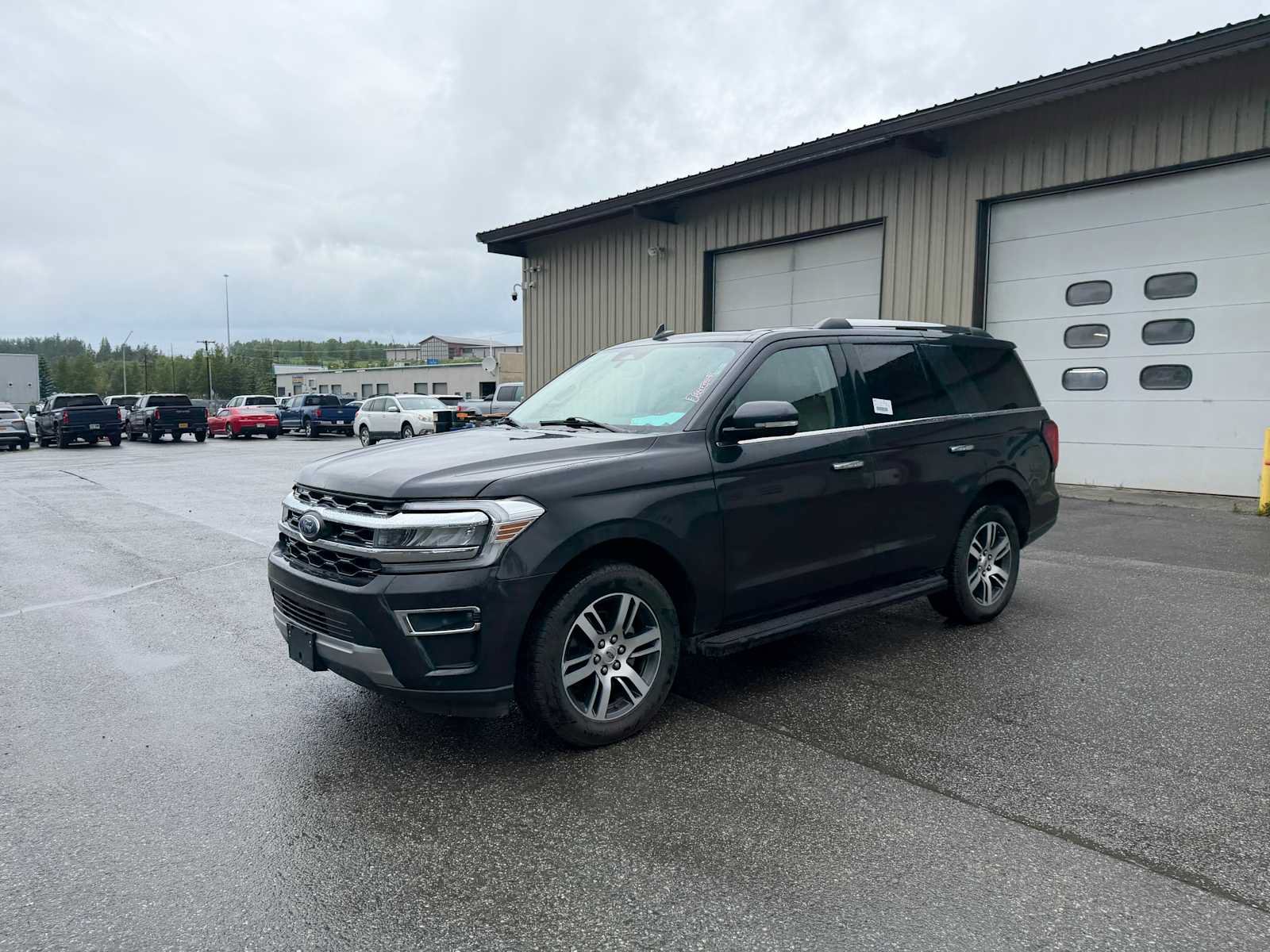 Used 2024 Ford Expedition Limited AWD/4WD image 3