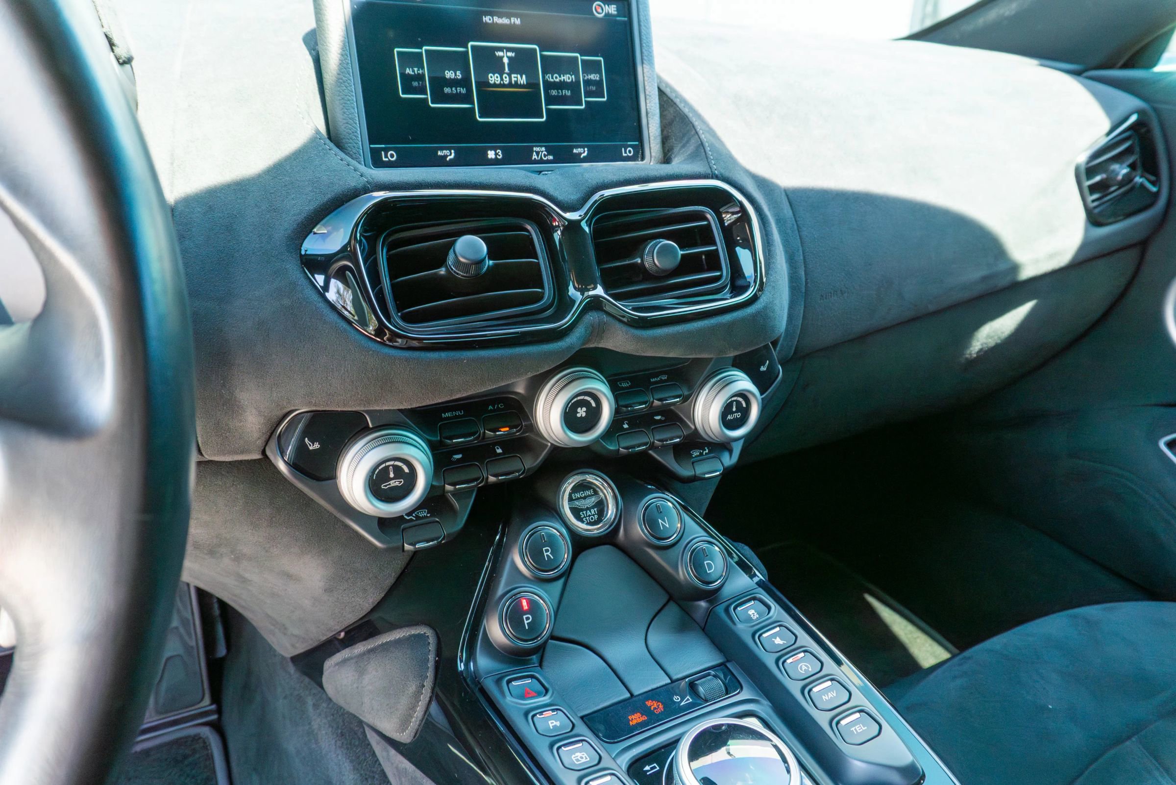 Used 2020 Aston Martin V8 Vantage Coupe image 15